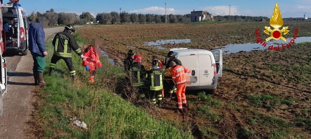 Galleria foto 'Mesagne, auto fuori strada sulla provinciale 44: un ferito. Estratto dalle lamiere dai vigili del fuoco' - foto 1