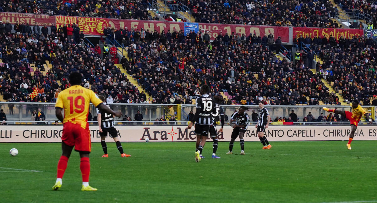 Galleria foto 'Serie A, il Lecce batte 2-1 l’Udinese al Via del Mare: Banda allo scadere regala i 3 punti ai salentini' - foto 1