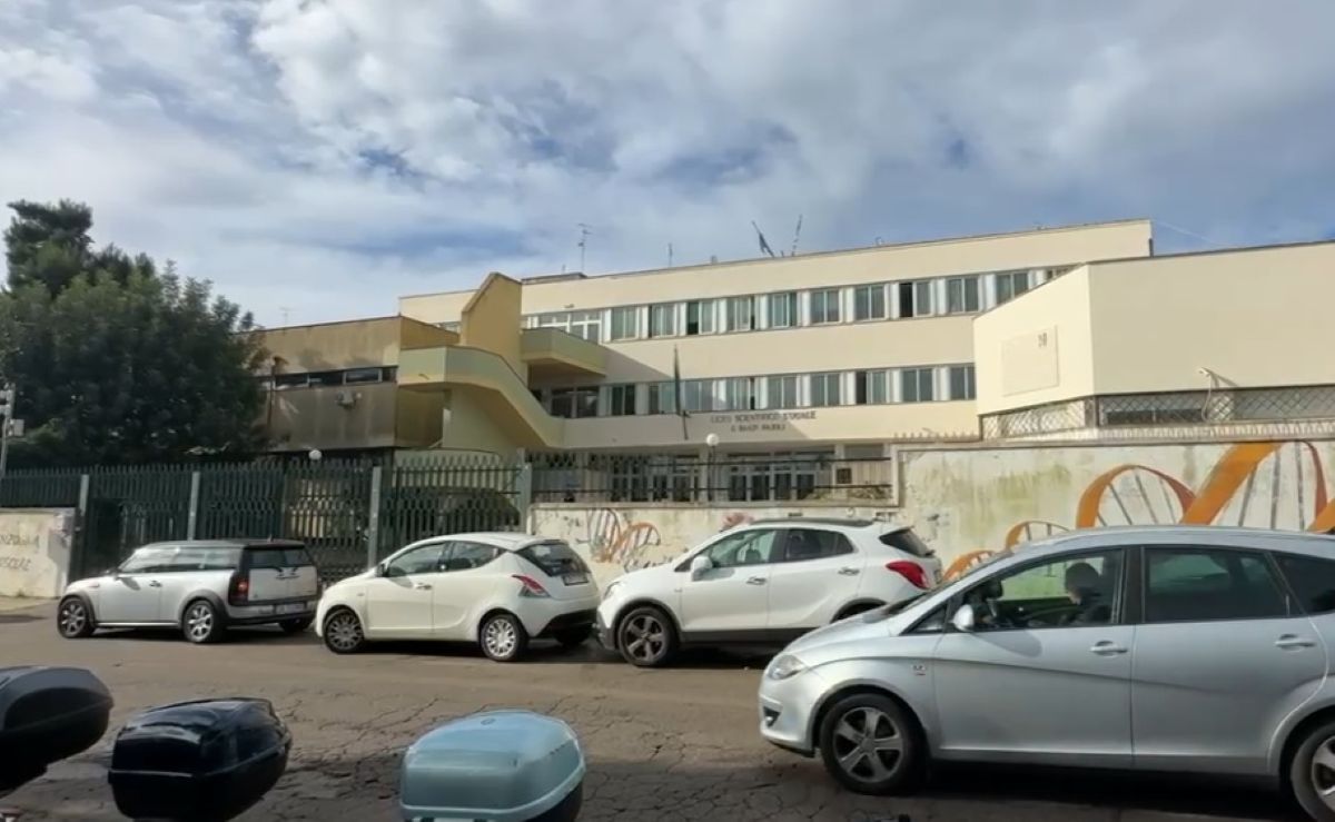 Galleria foto 'Scuole nel mirino a Lecce: a 24 ore dal raid vandalico al “Fermi”, ladri in azione al liceo “Banzi”' - foto 1