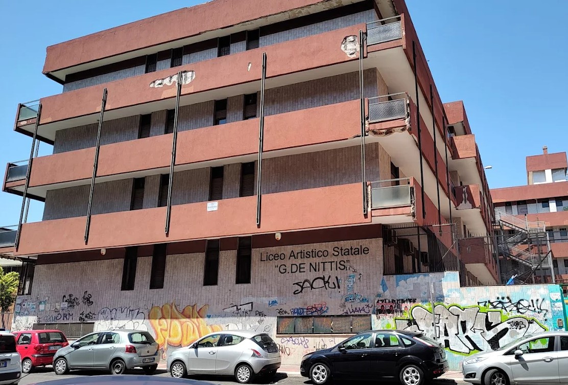 Galleria foto 'Bari, vetro in frantumi durante la lezione: tre studenti feriti al liceo “De Nittis”' - foto 1