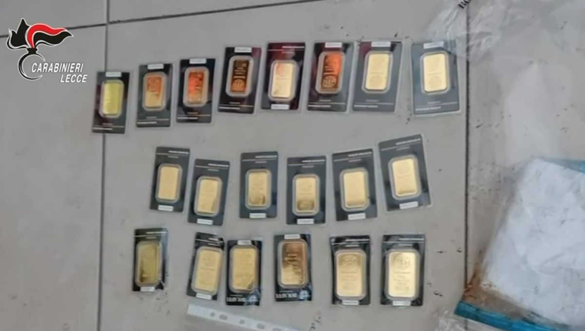 Galleria foto 'Porto Cesareo, getta nella spazzatura 20 lingottini d’oro del valore di 120mila euro: recuperati in discarica – VIDEO' - foto 1