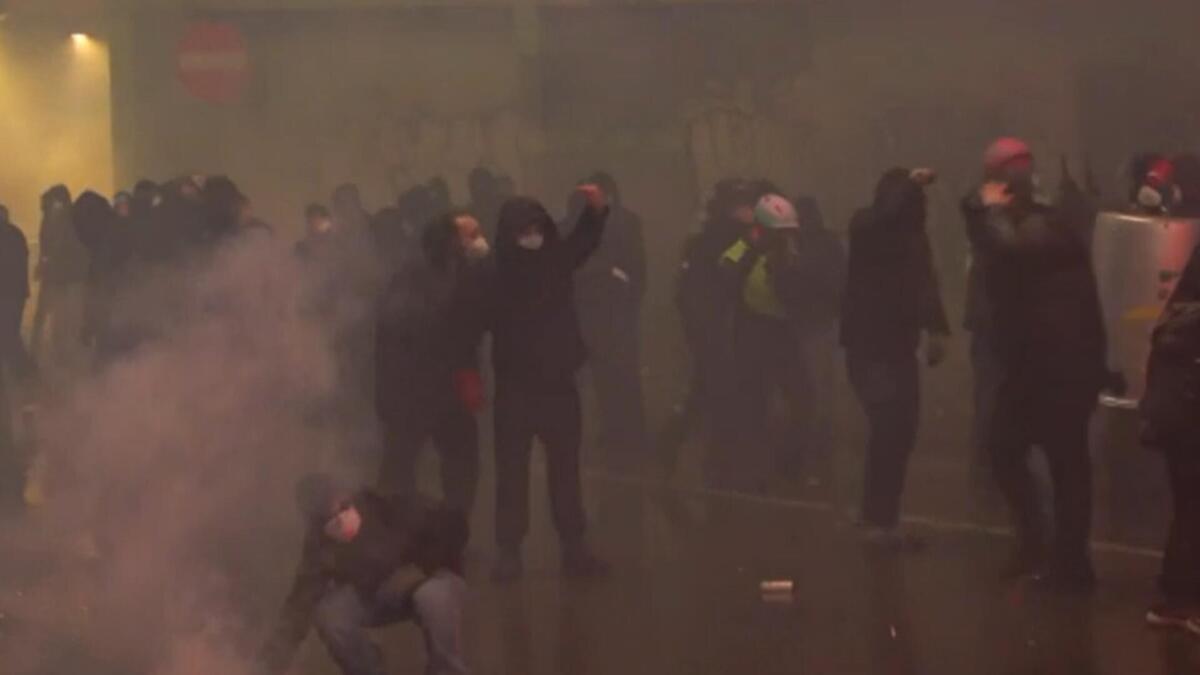 Galleria foto 'Milano, corteo contro Olimpiadi e Ice: sette agenti feriti, fermati in sei' - foto 1
