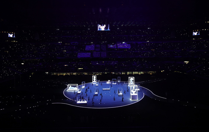 Galleria foto 'Milano-Cortina 2026, da Mariah Carey a Pausini e Favino: lo spettacolo delle star a San Siro' - foto 1