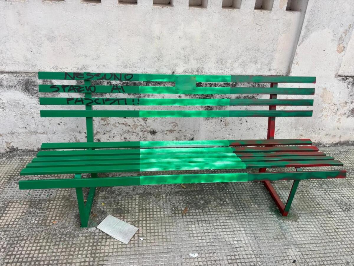 Guagnano, vandalizzata la panchina tricolore per Norma Cossetto inaugurata il 10 febbraio: «Vigliacchi» Guagnano, vandalizzata la panchina tricolore per Norma Cossetto inaugurata il 10 febbraio: «Vigliacchi»