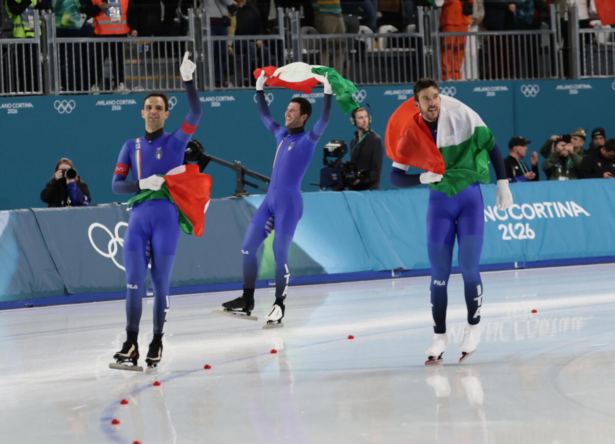 Milano-Cortina, l’Italia vince la medaglia d’oro nel pattinaggio di velocità: battuti gli Usa in finale Milano-Cortina, l’Italia vince la medaglia d’oro nel pattinaggio di velocità: battuti gli Usa in finale