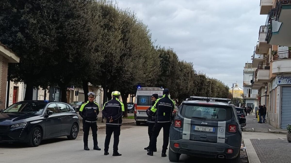 Galleria foto 'Paura a Cerignola, 85enne spara a un suo dipendente e si barrica armato in casa: quartiere presidiato' - foto 1