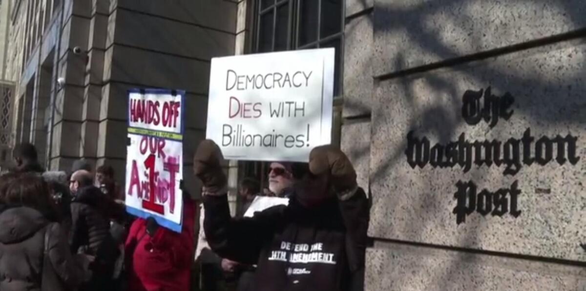 Galleria foto 'Washington Post, Bezos licenzia 300 giornalisti: proteste e allarme per libertà di stampa – VIDEO' - foto 1