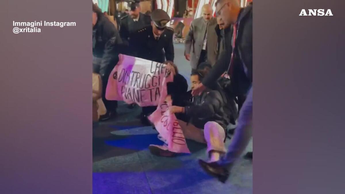 Galleria foto 'Sanremo, protesta degli attivisti di Extinction Rebellion davanti all’Ariston: foglio di via per alcuni manifestanti – VIDEO' - foto 1
