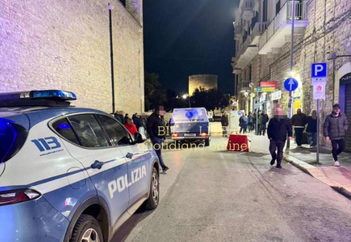 Galleria foto 'Terrore a Bitonto, rapina a mano armata in gioielleria: titolari pestati e chiusi nel locale. Caccia a 4 banditi' - foto 1