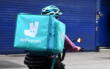 Caporalato, dopo Glovo anche Deliveroo finisce in amministrazione giudiziaria: «Rider sfruttati e sottopagati»