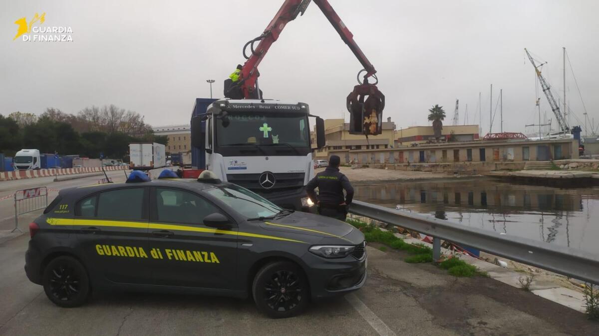 Galleria foto 'Bari, rimosse 19 tonnellate di rifiuti nel porto: smantellate otto barche utilizzate da pescatori di frodo – VIDEO' - foto 1