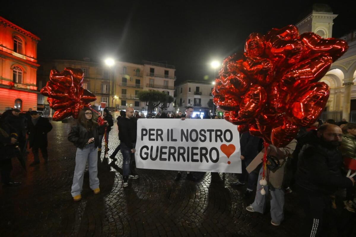 Cuore danneggiato trapiantato su un bimbo, l’inchiesta si allarga. A Nola striscioni per il “Piccolo guerriero” Cuore danneggiato trapiantato su un bimbo, l’inchiesta si allarga. A Nola striscioni per il “Piccolo guerriero”