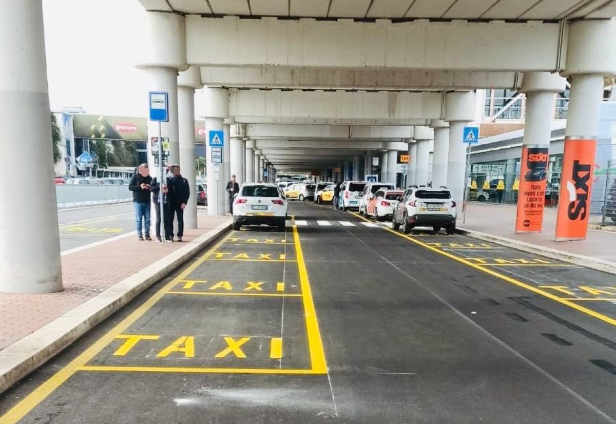 Bari, 35 nuovi stalli dedicati ai taxi in aeroporto: spostata la fermata Amtab Bari, 35 nuovi stalli dedicati ai taxi in aeroporto: spostata la fermata Amtab