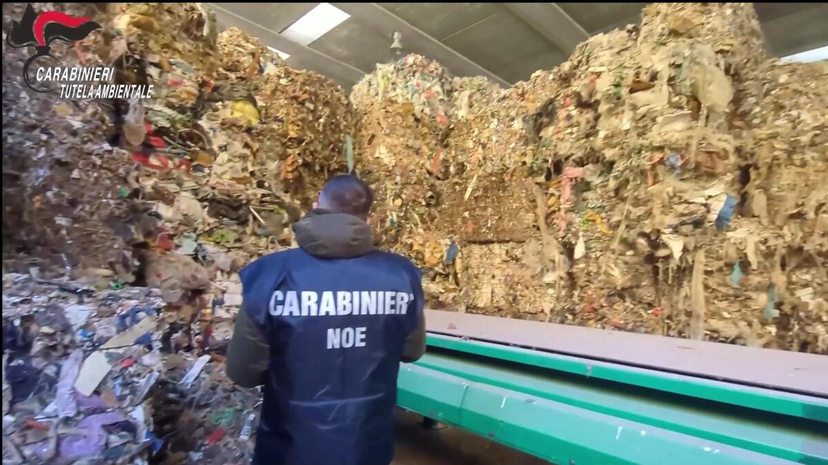Traffico di rifiuti tra Puglia, Grecia e Bulgaria: sei arresti a Brindisi. Sequestrate 2 società e 44 mezzi – VIDEO Traffico di rifiuti tra Puglia, Grecia e Bulgaria: sei arresti a Brindisi. Sequestrate 2 società e 44 mezzi – VIDEO