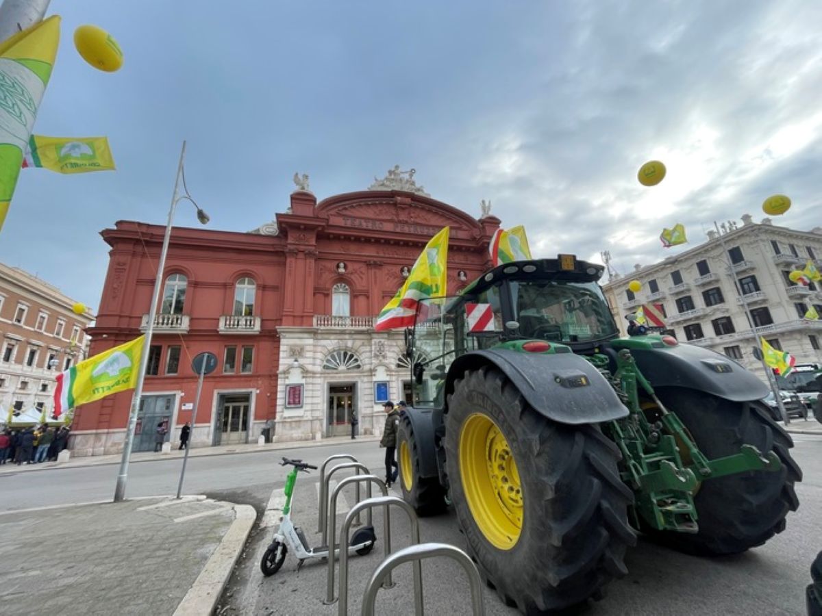 Galleria foto 'Bari, tremila agricoltori al teatro Petruzzelli: «Difendiamo il made in Italy, la Puglia è sotto attacco»' - foto 1