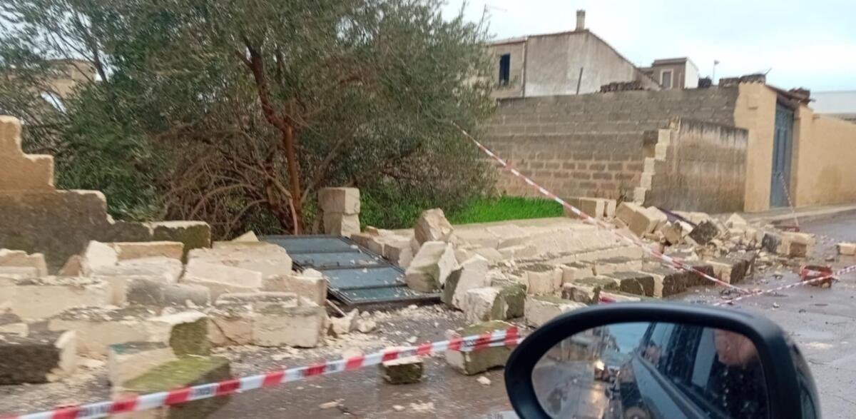 Maltempo in Puglia, c’è l’allerta arancione: a Bari crolla un pezzo di lungomare, tromba d’aria nel Brindisino – VIDEO Maltempo in Puglia, c’è l’allerta arancione: a Bari crolla un pezzo di lungomare, tromba d’aria nel Brindisino – VIDEO