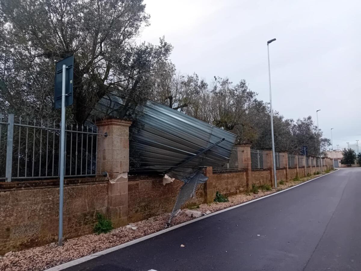 Maltempo in Puglia, c’è l’allerta arancione: a Bari crolla un pezzo di lungomare, tromba d’aria nel Brindisino – VIDEO Maltempo in Puglia, c’è l’allerta arancione: a Bari crolla un pezzo di lungomare, tromba d’aria nel Brindisino – VIDEO