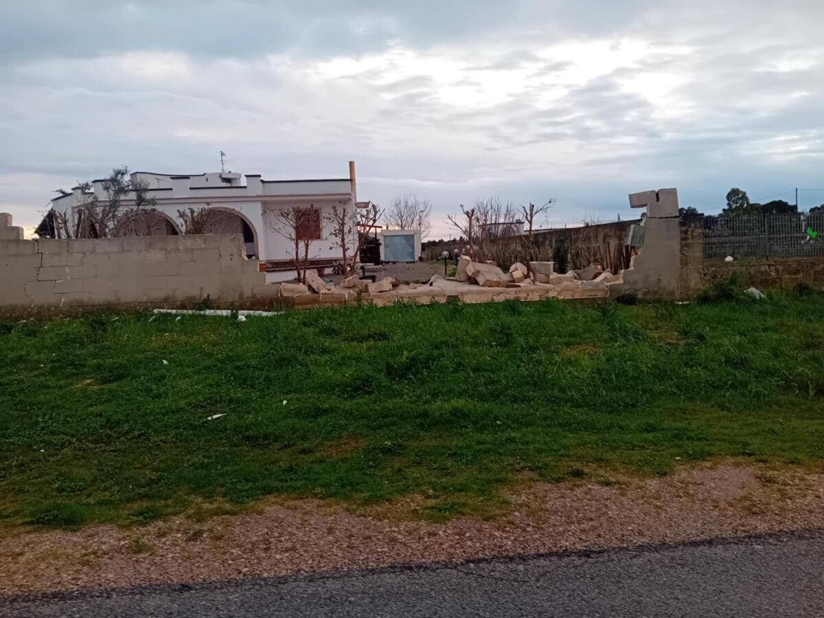 Maltempo in Puglia, c’è l’allerta arancione: a Bari crolla un pezzo di lungomare, tromba d’aria nel Brindisino – VIDEO Maltempo in Puglia, c’è l’allerta arancione: a Bari crolla un pezzo di lungomare, tromba d’aria nel Brindisino – VIDEO