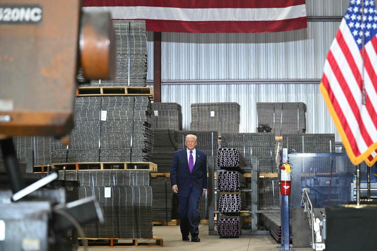 Trump cambia ancora, nuovi dazi al 15%: «Ho il diritto di farlo. Molti Paesi hanno derubato gli Usa per anni» Trump cambia ancora, nuovi dazi al 15%: «Ho il diritto di farlo. Molti Paesi hanno derubato gli Usa per anni»