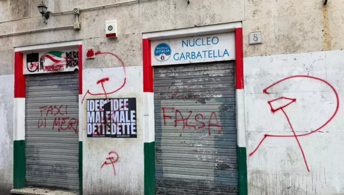 Galleria foto 'Roma, vandalizzata la sede di Fratelli d’Italia alla Garbatella: «Clima d’odio alimentato da certa sinistra» – VIDEO' - foto 1