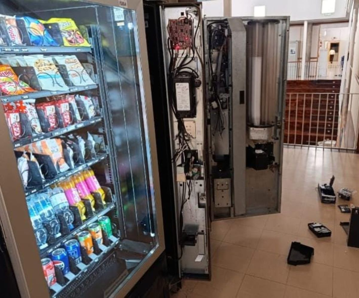 Galleria foto 'Lecce, un altro raid in una scuola: distrutti i distributori automatici dell’istituto economico “Olivetti”' - foto 1