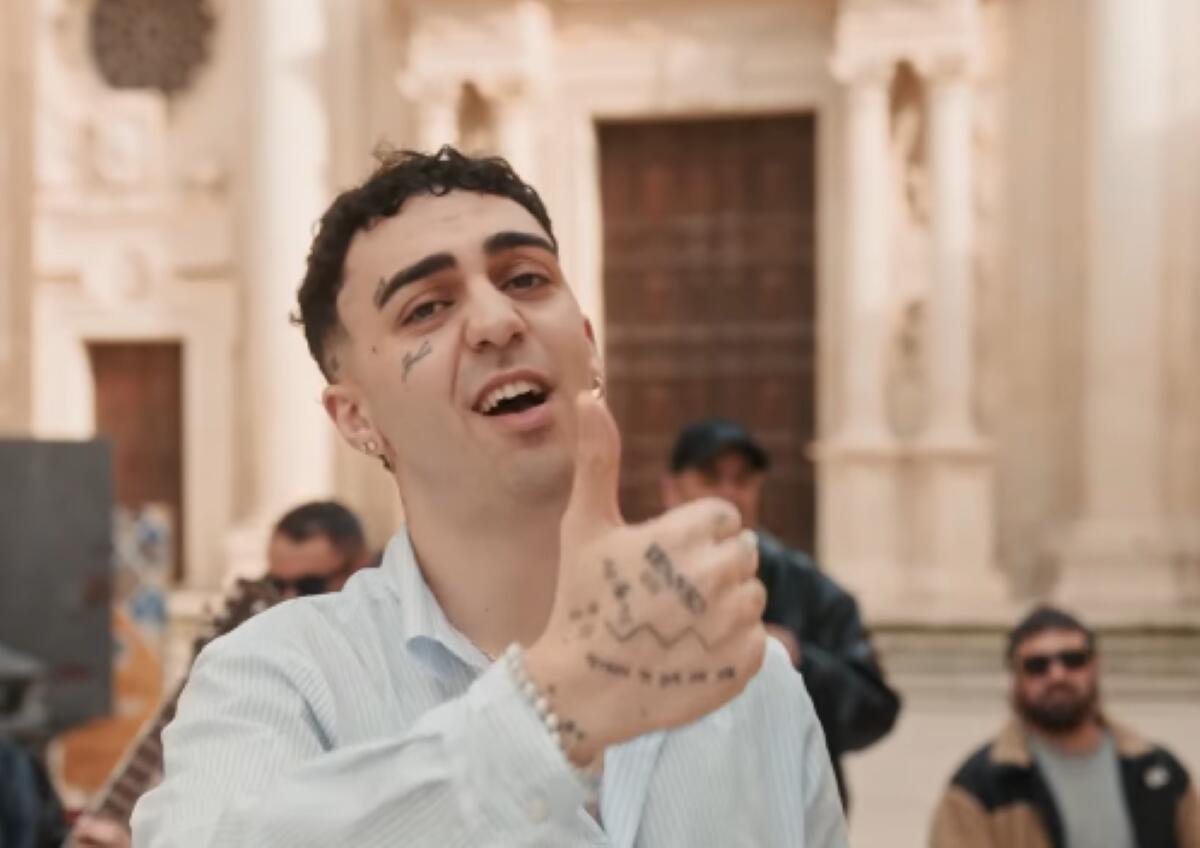 Galleria foto 'Sanremo 2026, Carlo Conti conferma: il nuovo jingle del Festival è la rivisitazione di “Emigrato” di Welo – VIDEO' - foto 1