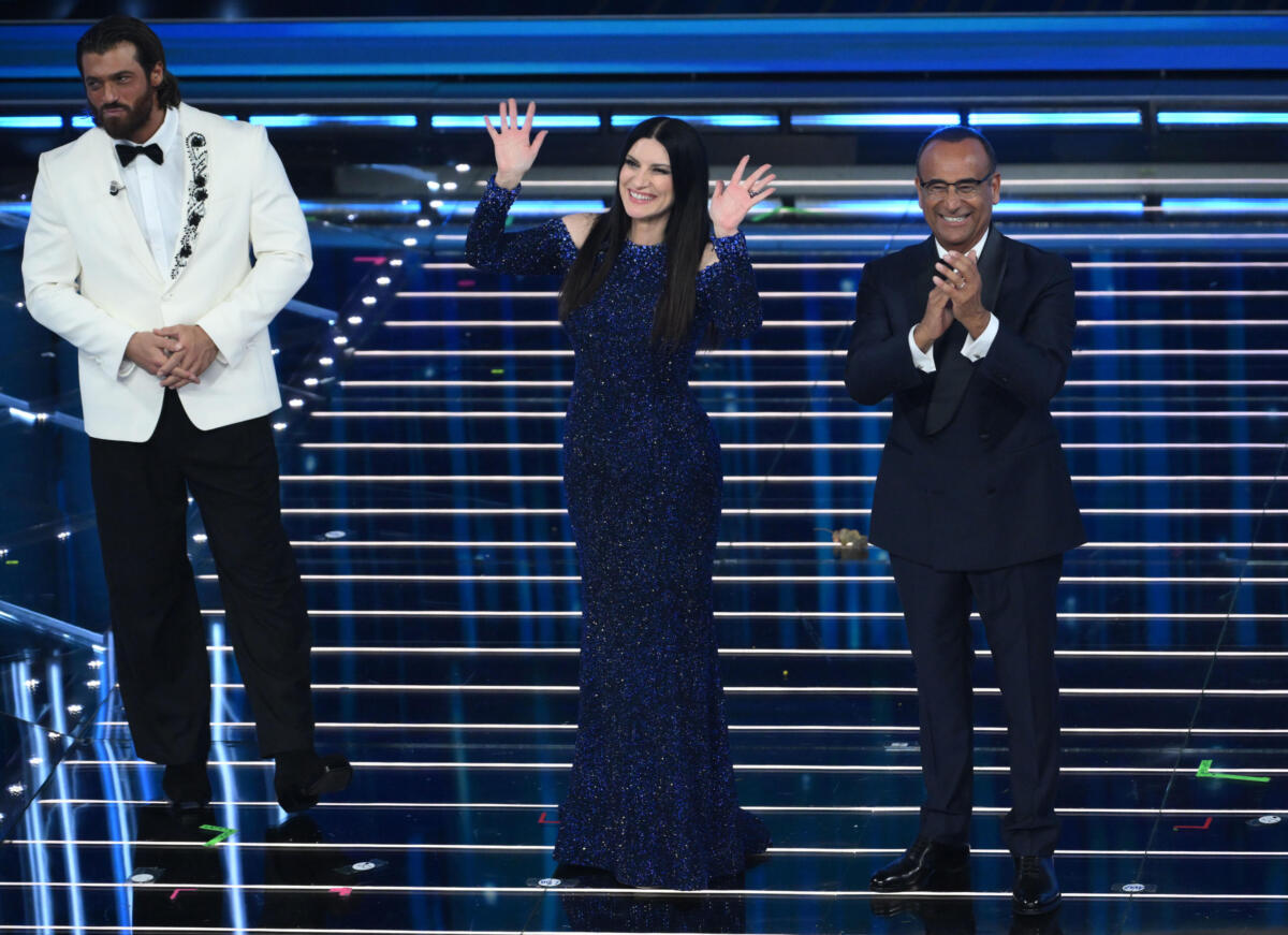 Galleria foto 'Sanremo 2026, ascolti in calo per la prima serata: 9,6 milioni di telespettatori, 3 in meno rispetto al 2025' - foto 1