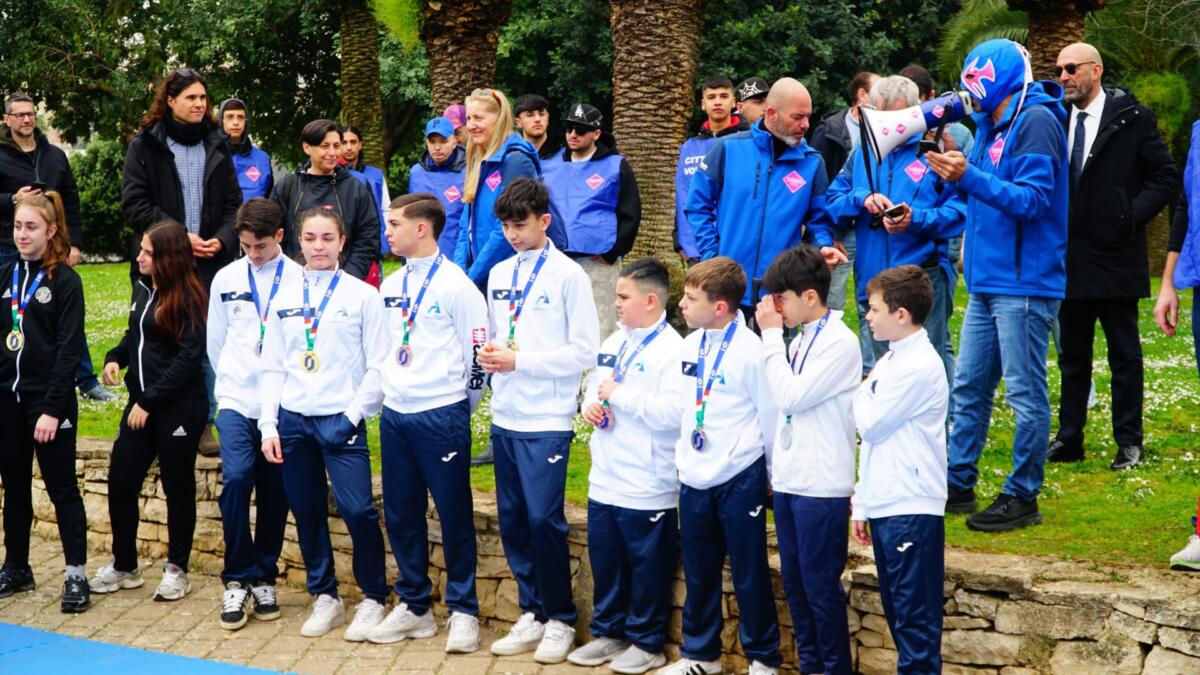 Galleria foto 'Arte urbana e sport a Bari, al Giardino Morvillo inaugurato un nuovo murale: «Celebra la lotta greco-romana» – FOTO' - foto 3