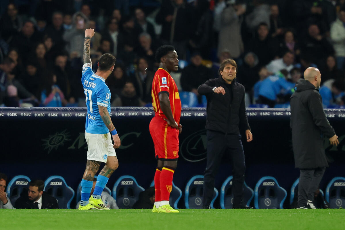 Galleria foto 'Serie A, Hojlund e Politano ribaltano il gol di Siebert: Napoli-Lecce 2-1. Malore in campo per Banda' - foto 1