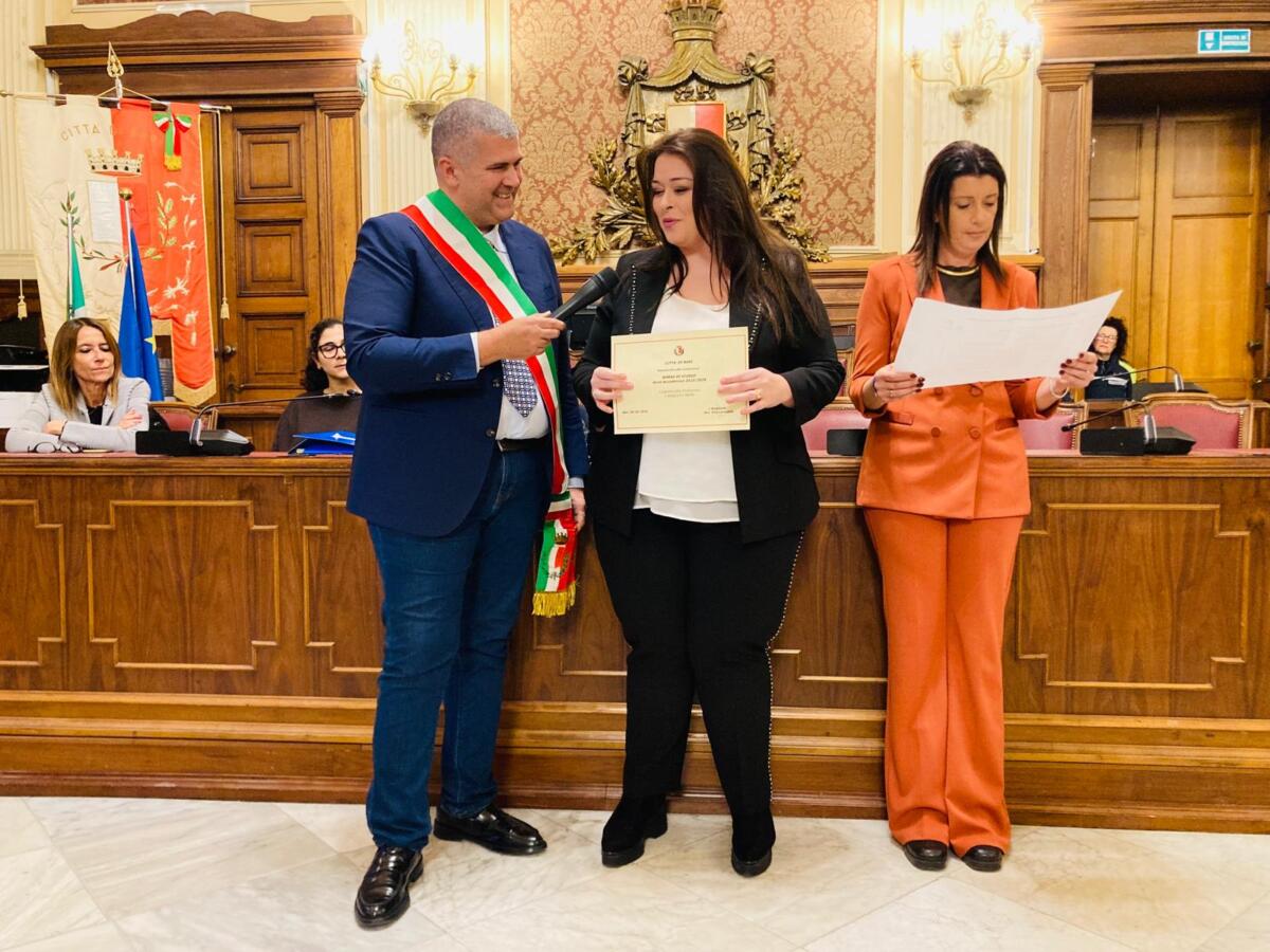 Bari premia i suoi ragazzi meritevoli, consegnate 80 borse di studio: «Risorsa preziosa per la città»