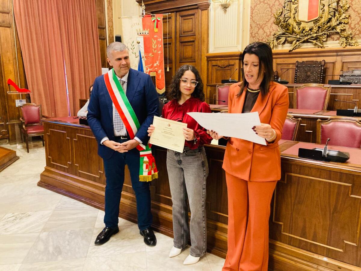 Bari premia i suoi ragazzi meritevoli, consegnate 80 borse di studio: «Risorsa preziosa per la città»