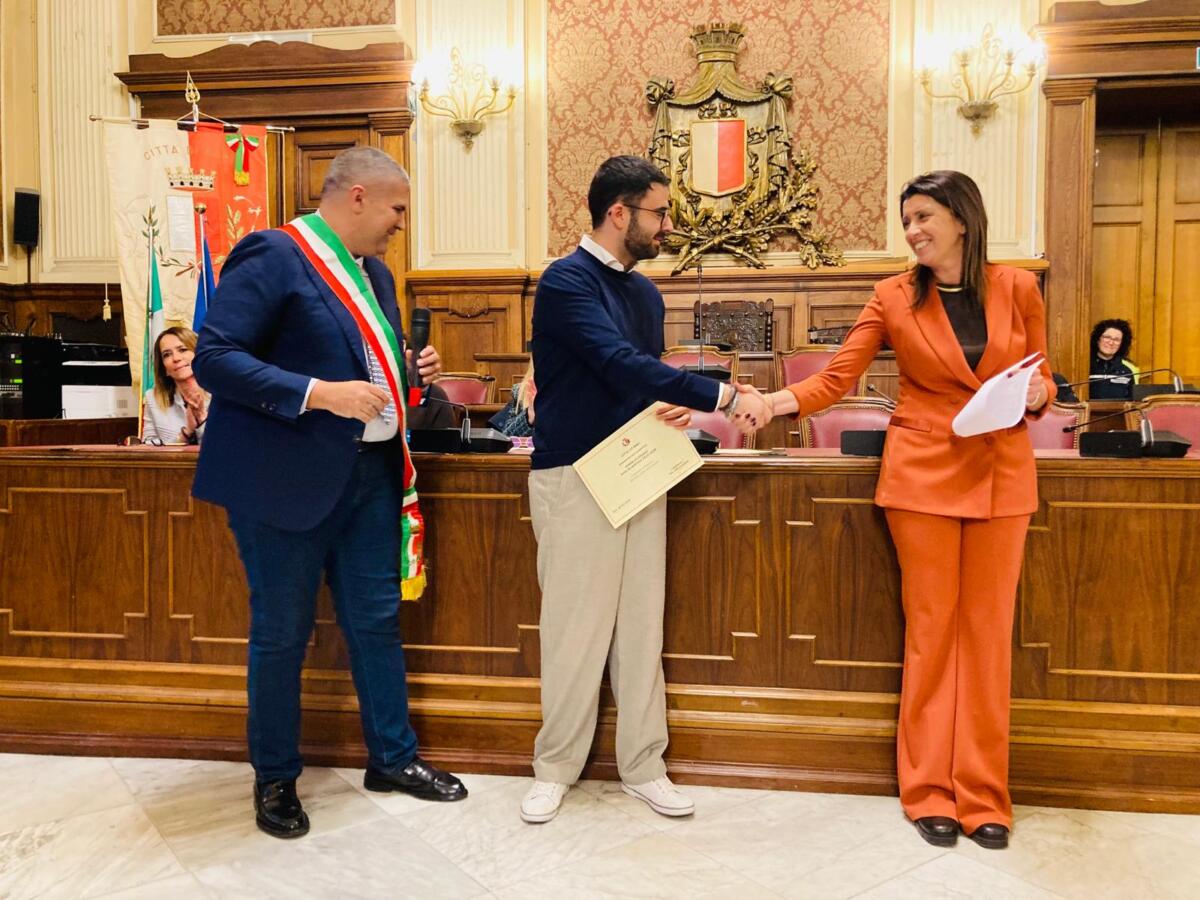 Bari premia i suoi ragazzi meritevoli, consegnate 80 borse di studio: «Risorsa preziosa per la città»