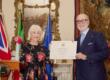 Helen Mirren riceve la Stella d’Italia, dall’amore per il cinema all’appello per gli ulivi del Salento