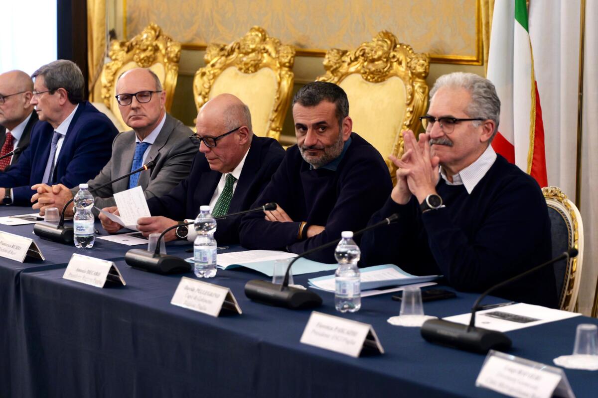 Galleria foto 'Manutenzione delle spiagge in Puglia, Decaro: «Al lavoro per semplificare le procedure»' - foto 1