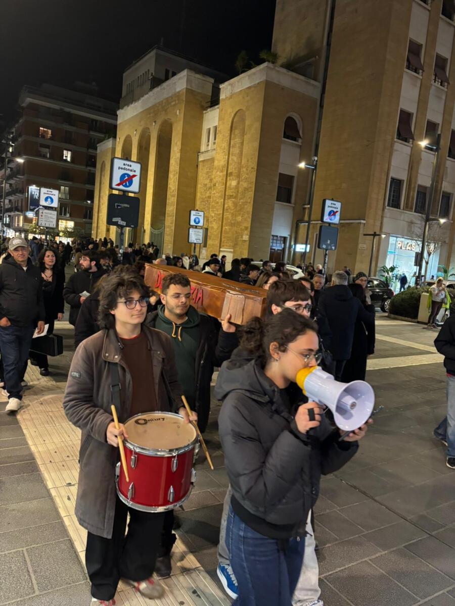 Galleria foto '«È morta la democrazia»: a Bari il corteo funebre contro la riforma della giustizia. Decaro: «Voterò No» – VIDEO' - foto 2