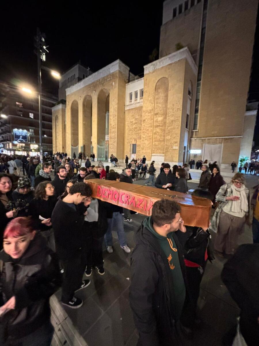Galleria foto '«È morta la democrazia»: a Bari il corteo funebre contro la riforma della giustizia. Decaro: «Voterò No» – VIDEO' - foto 1
