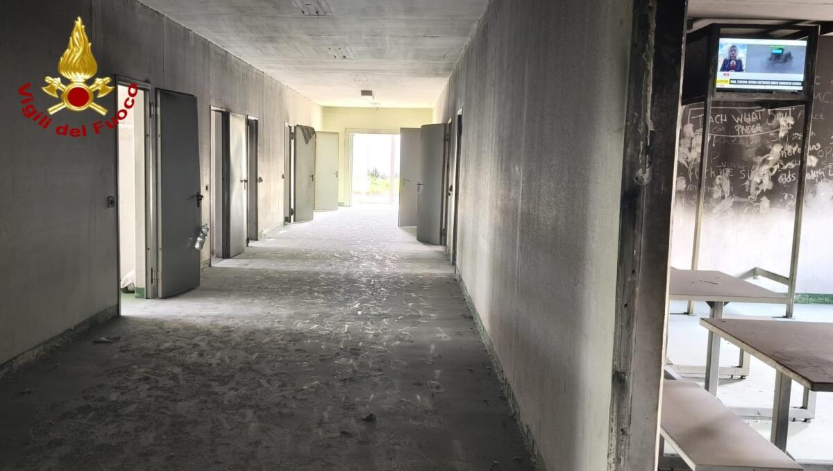 Galleria foto 'Tensione al CPR di Bari: materassi in fiamme nei moduli abitativi, intervengono i Vigili del Fuoco – FOTO' - foto 3