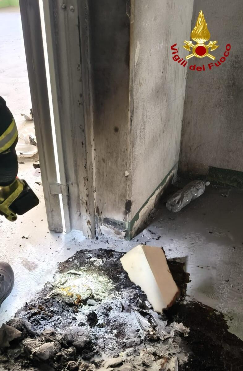 Galleria foto 'Tensione al CPR di Bari: materassi in fiamme nei moduli abitativi, intervengono i Vigili del Fuoco – FOTO' - foto 2