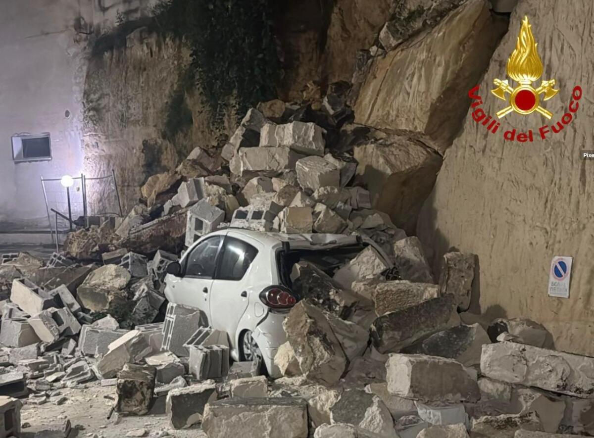 Galleria foto 'Lecce, crolla la parete perimetrale di un’abitazione: danneggiata un’auto' - foto 1