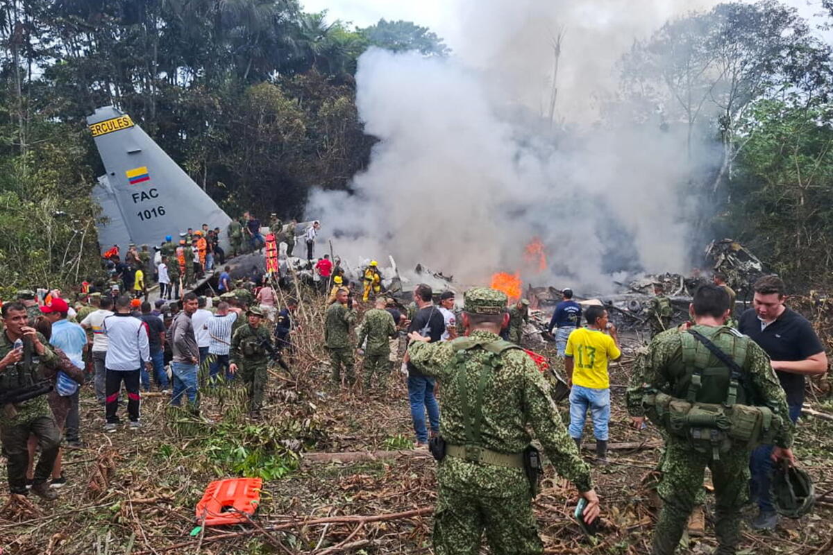 Galleria foto 'Colombia, aereo militare precipita poco dopo il decollo: almeno 66 morti e decine di feriti – VIDEO' - foto 1