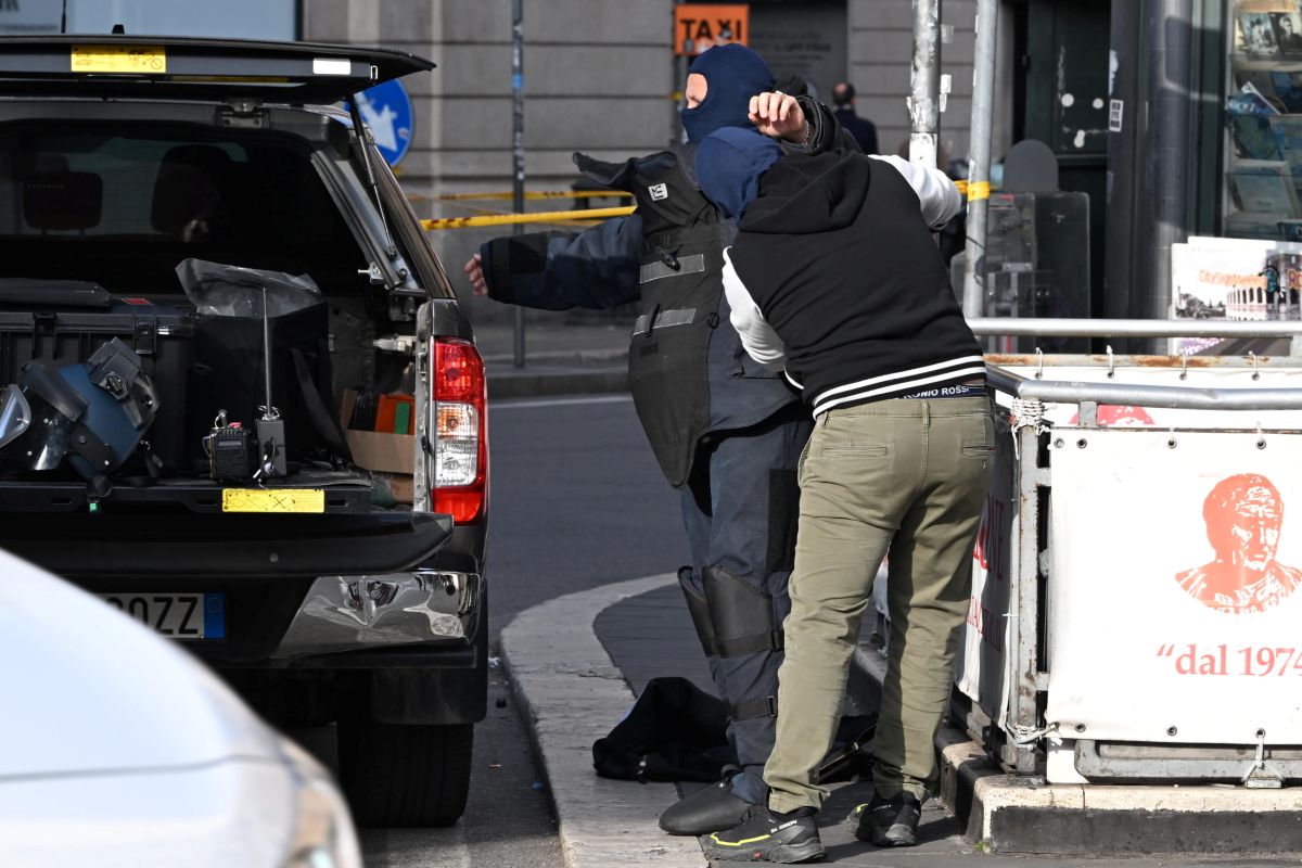 Roma, tensione davanti a Palazzo Chigi: trovato un trolley abbandonato. Scatta l’allarme bomba Roma, tensione davanti a Palazzo Chigi: trovato un trolley abbandonato. Scatta l’allarme bomba