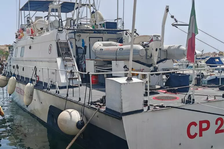 Galleria foto 'Barca con migranti naufraga al largo di  Lampedusa, disperso un bambino' - foto 1