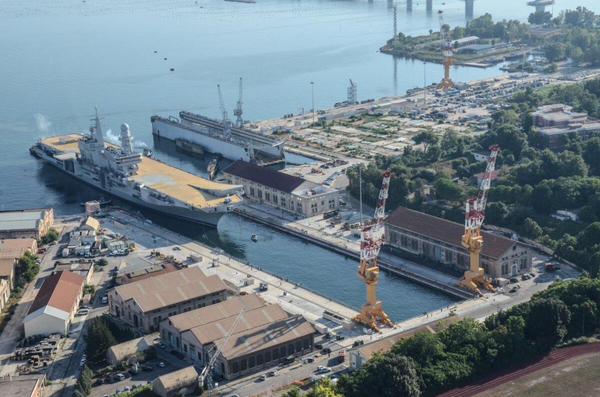 Galleria foto 'Polemica sui 60 mln per il nuovo bacino galleggiante nell’Arsenale di Taranto. Turco: «Ora assunzioni»' - foto 1