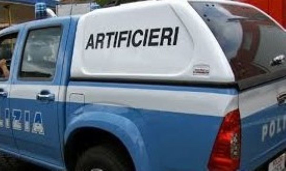 Galleria foto 'Taranto, ordigno bellico spunta durante lavori agricoli in un terreno: isolata l’area. Artificieri al lavoro' - foto 1