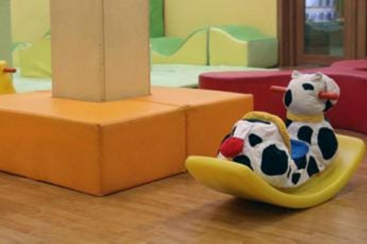 Maestra d’asilo sospesa per maltrattamenti a Bitonto, l’ira delle mamme: «Lividi e rossori sui corpi dei bambini» Maestra d’asilo sospesa per maltrattamenti a Bitonto, l’ira delle mamme: «Lividi e rossori sui corpi dei bambini»