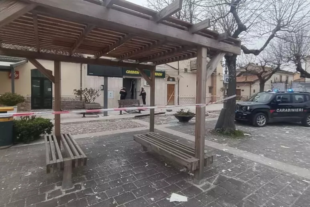 Galleria foto 'Ennesimo assalto al bancomat nel Foggiano, i sindaci esasperati: «Pronti a consegnare le fasce tricolore»' - foto 1