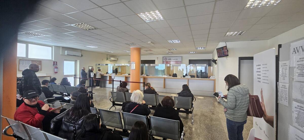 Lecce, mattinata d’«inferno» al Cup dell’ospedale “Vito Fazzi”: oltre 200 pazienti in attesa Lecce, mattinata d’«inferno» al Cup dell’ospedale “Vito Fazzi”: oltre 200 pazienti in attesa