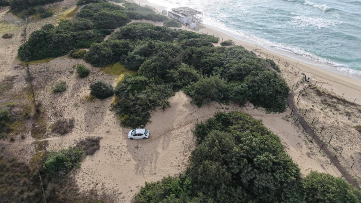 Galleria foto 'Parcheggia l’auto sulle dune dell’area protetta di Porto Cesareo: denunciato un pescatore – FOTO' - foto 3