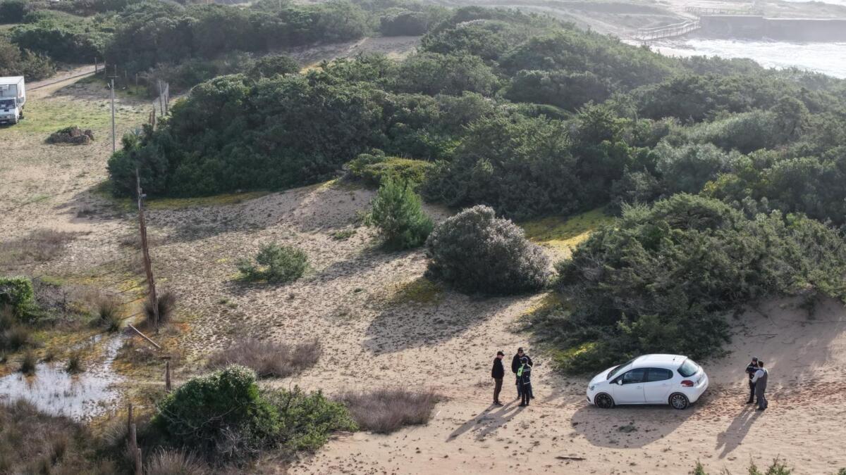 Galleria foto 'Parcheggia l’auto sulle dune dell’area protetta di Porto Cesareo: denunciato un pescatore – FOTO' - foto 2