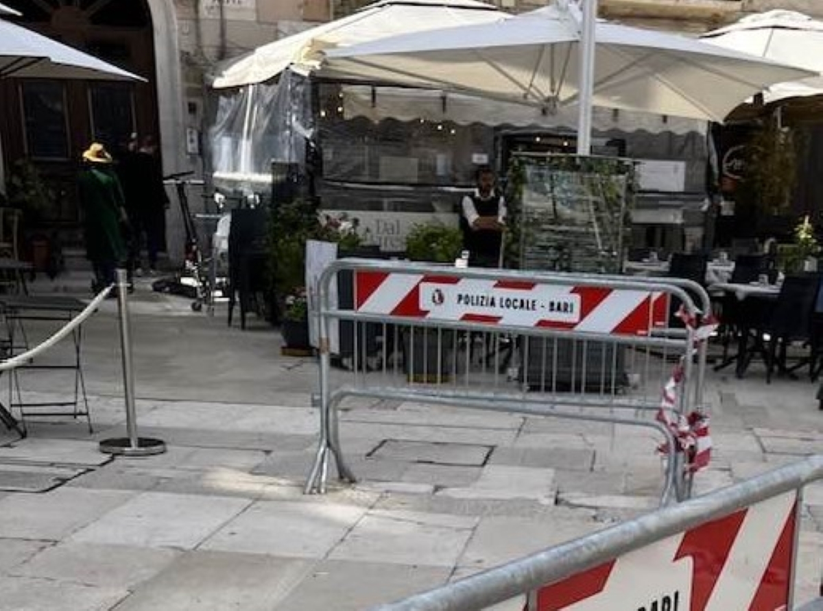 Galleria foto 'Dramma basole sconnesse a Bari, cade un’altra donna nel centro città: ferita al volto' - foto 1